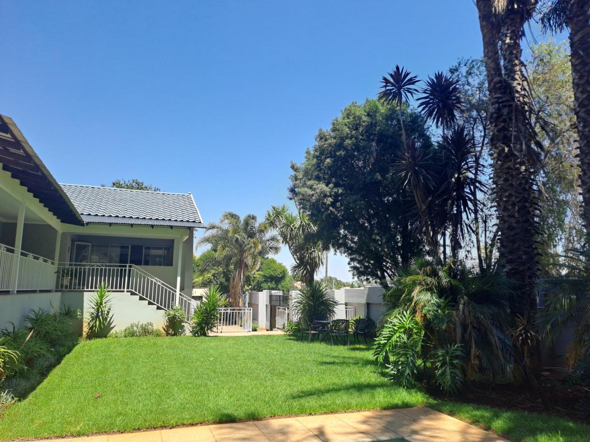 8 On Acacia Guesthouse Bedfordview Dış mekan fotoğraf