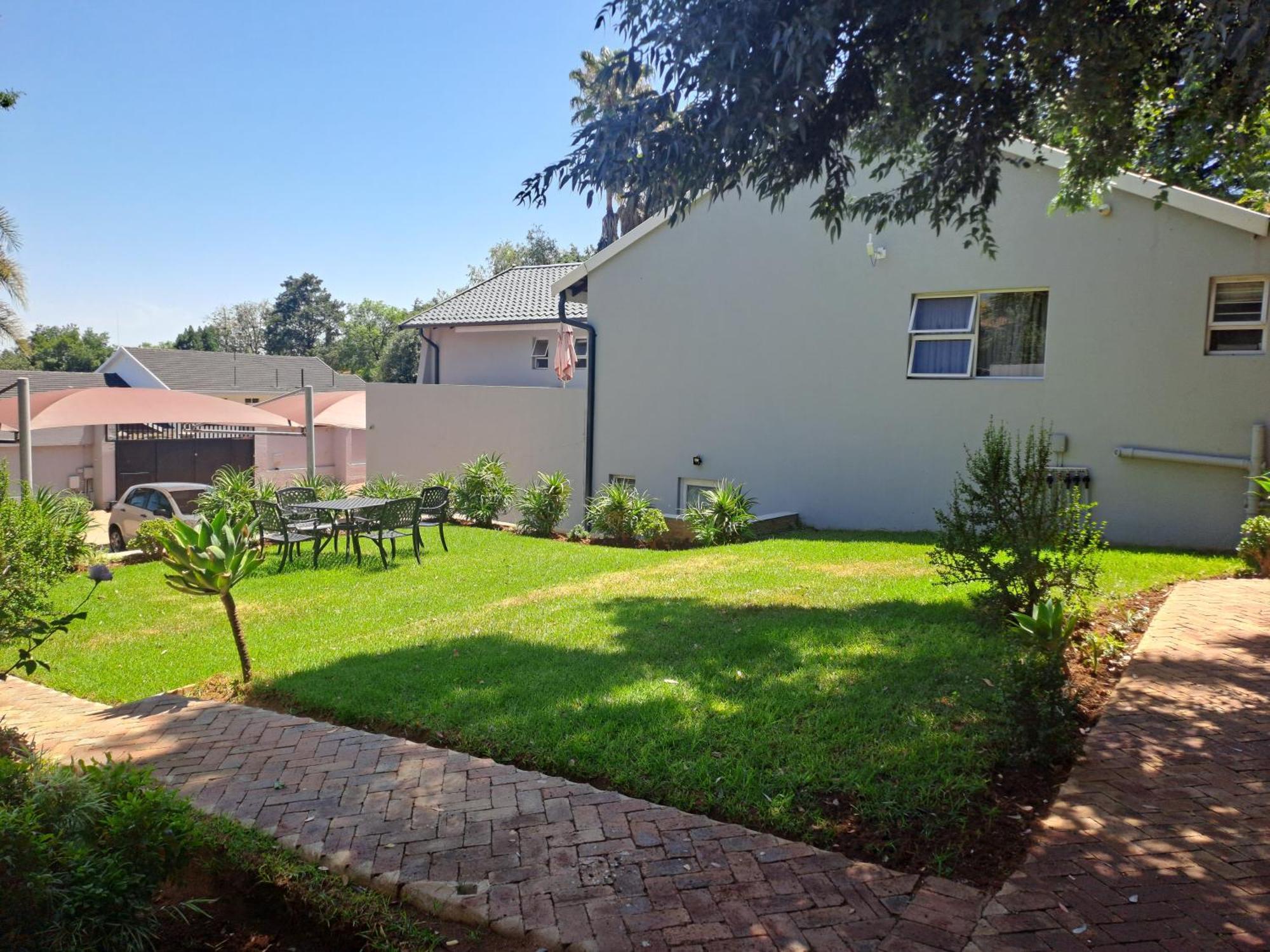 8 On Acacia Guesthouse Bedfordview Dış mekan fotoğraf