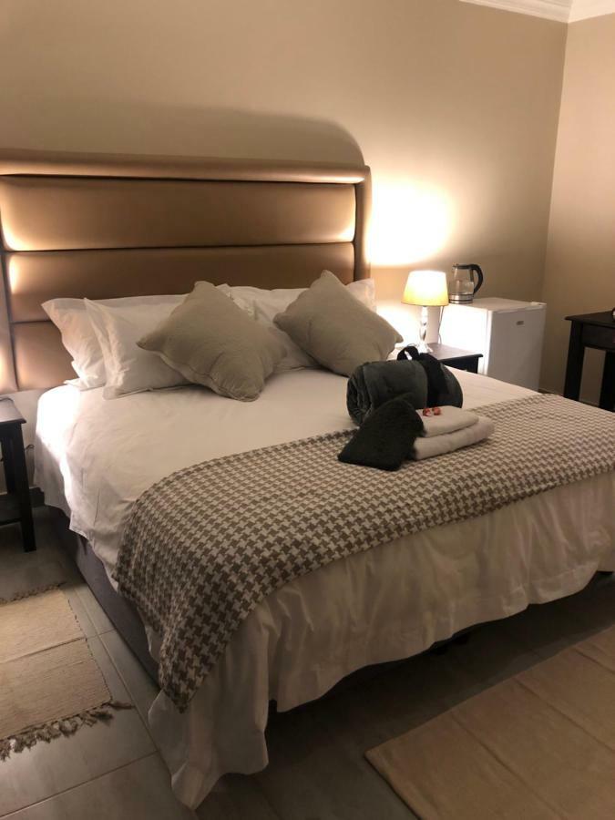 8 On Acacia Guesthouse Bedfordview Dış mekan fotoğraf