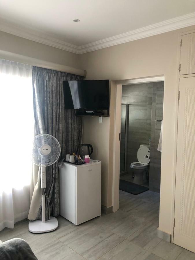 8 On Acacia Guesthouse Bedfordview Dış mekan fotoğraf