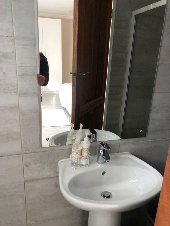 8 On Acacia Guesthouse Bedfordview Dış mekan fotoğraf