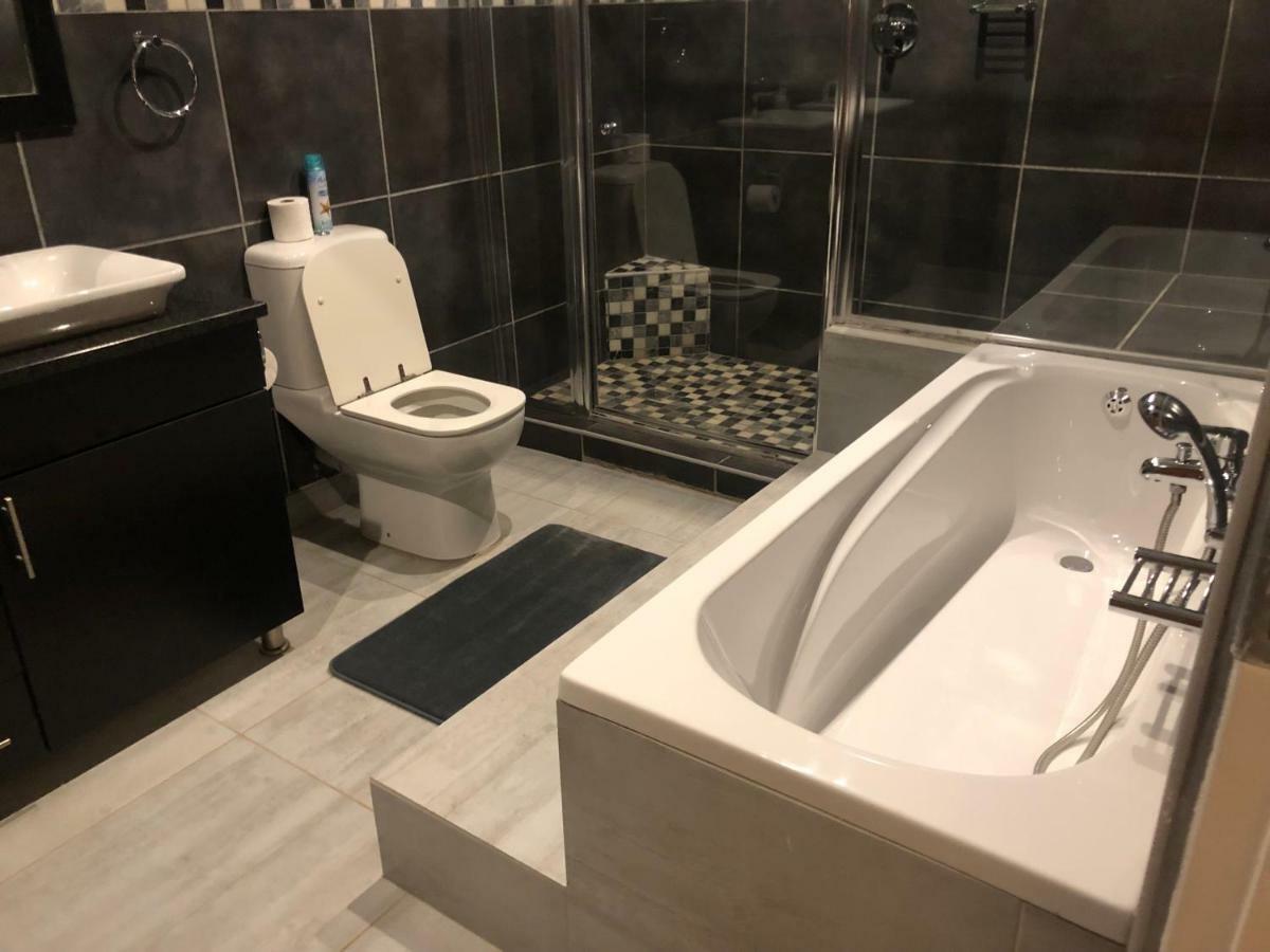 8 On Acacia Guesthouse Bedfordview Dış mekan fotoğraf
