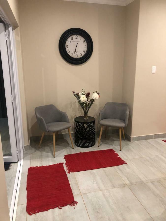 8 On Acacia Guesthouse Bedfordview Dış mekan fotoğraf