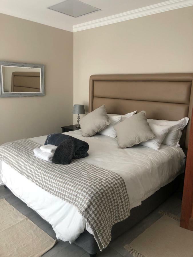 8 On Acacia Guesthouse Bedfordview Dış mekan fotoğraf