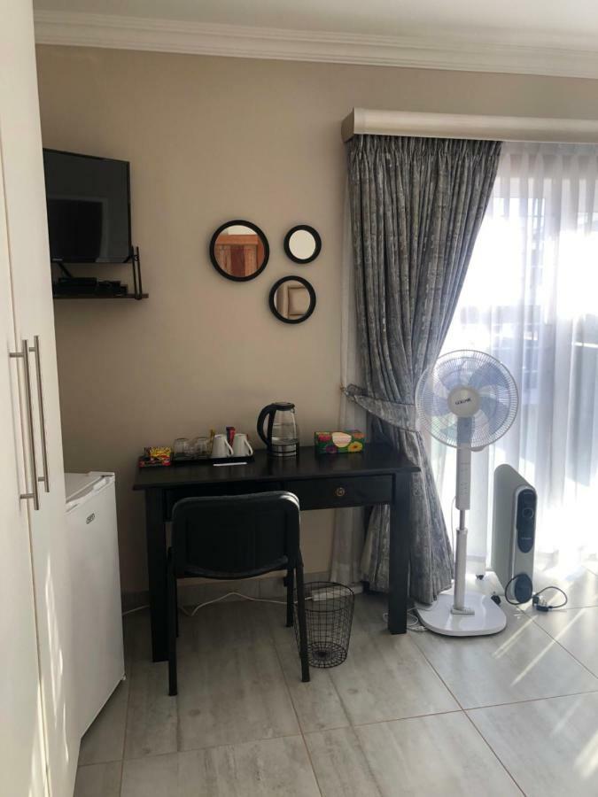 8 On Acacia Guesthouse Bedfordview Dış mekan fotoğraf