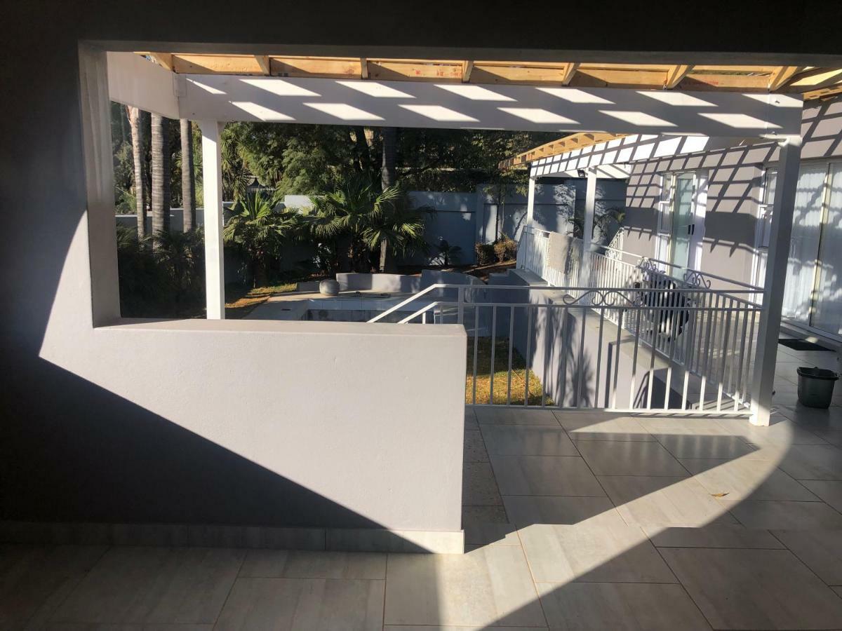 8 On Acacia Guesthouse Bedfordview Dış mekan fotoğraf