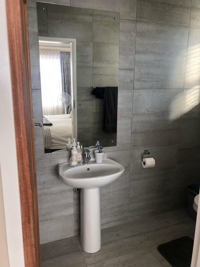 8 On Acacia Guesthouse Bedfordview Dış mekan fotoğraf